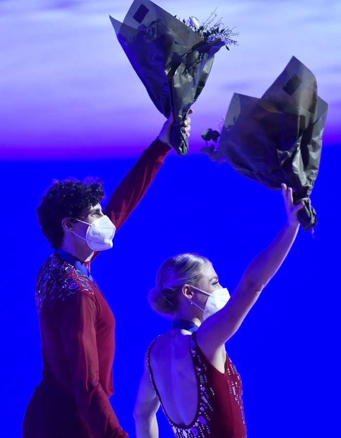 Piper Gilles and Paul Poirier du Canada lors de la cérémonie de médaille aux Championnats du monde de patinage artistique de Stockholm, en Suède, Samedi 27 mars 2021. (AP Photo/Martin Meissner)