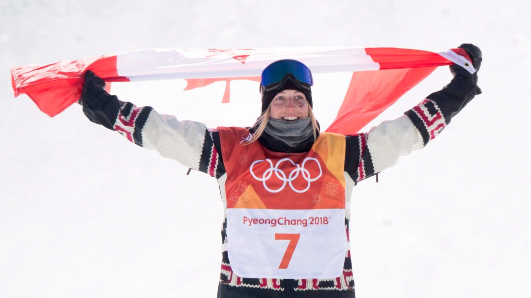 Une planchiste célèbre avec un drapeau canadien