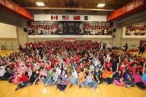 les etudiants avec les olympiens d'equipe Canada