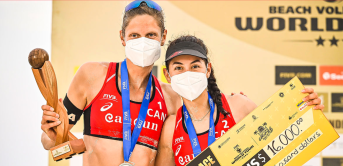 Deux joueuses de volleyball de plage posent avec leur prix.
