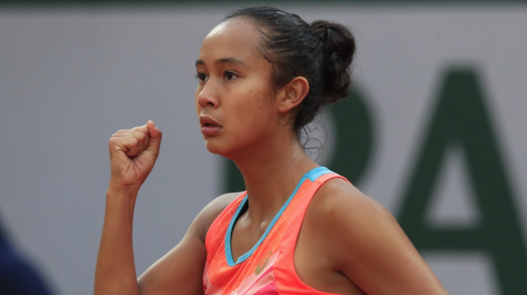 Une joueuse de tennis célèbre un point lors d'un match