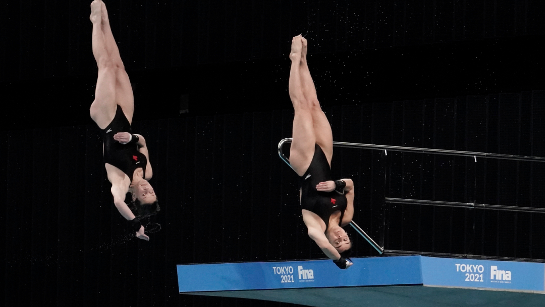 Deux plongeuses s'élancent de la tour de 10 m.