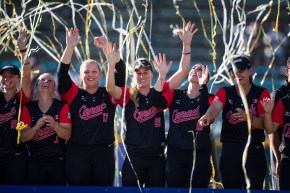 Des joueuses de softball posent pour la caméra sous des confettis.