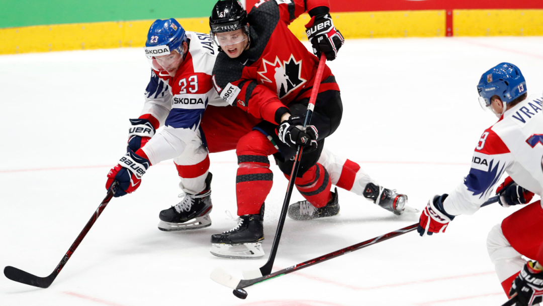 Czech Republic's Dmitrij Jaskin, à gauche, dispute la rondelle à Troy Stecher du Canada pendant un match.