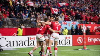 Des joueurs de rugby célèbrent leur victoire sur le terrain