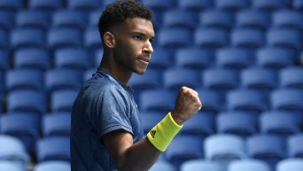 Auger-Aliassime célèbre un point gagné