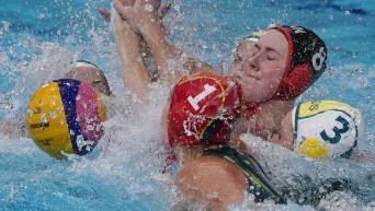 Elyse Lemay-Lavoie bataillent pour le ballon.