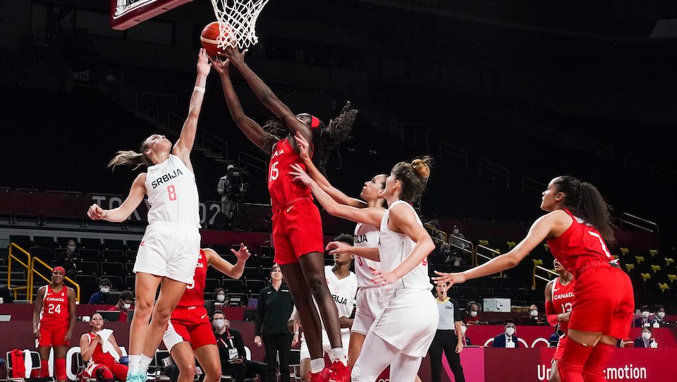 Laeticia Amihere fait un panier.