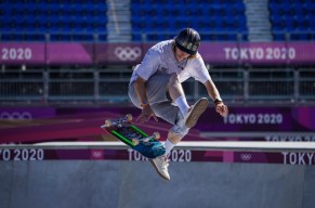 Un athlète de skateboard en action