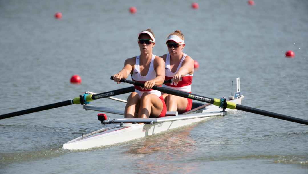 Deux athlètes d'aviron en action