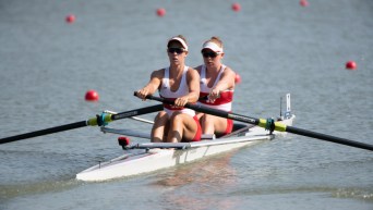 Deux athlètes d'aviron en action