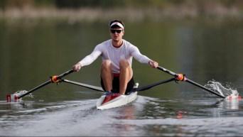 Un athlète d'aviron en action