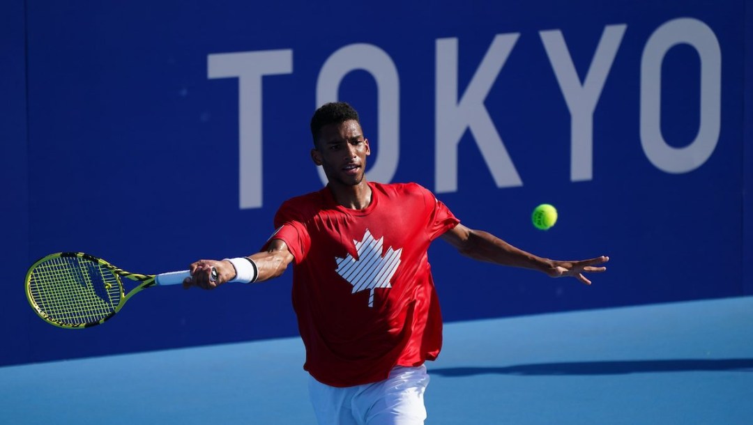 Félix Auger-Aliassime frappe une balle.