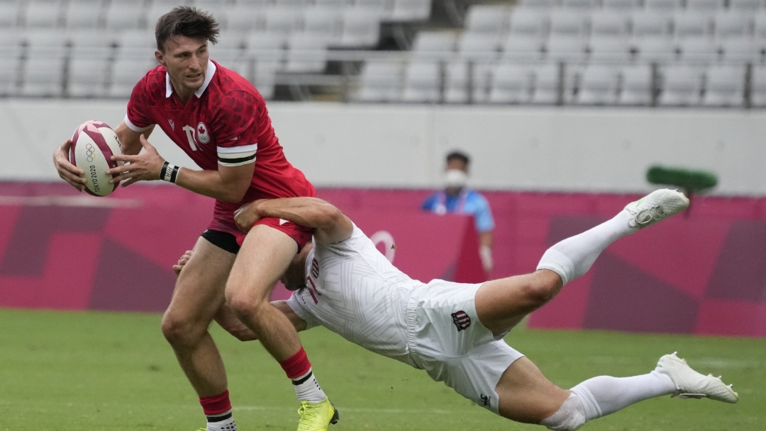 Deux joueurs de rugby en action