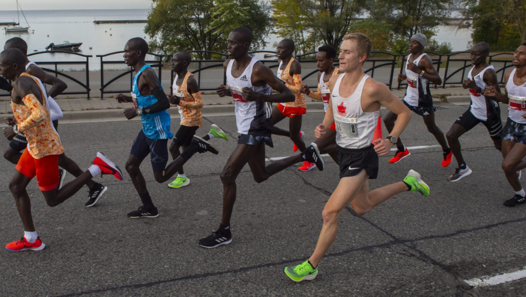 Des athlètes courent un marathon