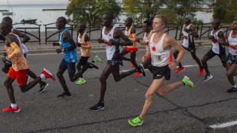Des athlètes courent un marathon