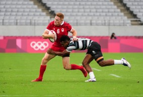 Deux joueurs de rugby en action