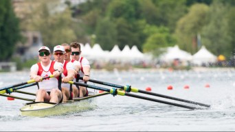 Quatre athlètes d'aviron en pleine course