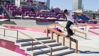 Un athlète de skateboard descend sur une rampe