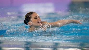 Une nageuse artistique performe sa routine