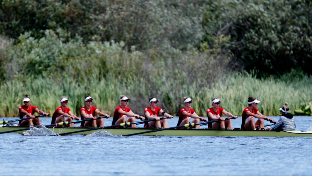 Huit athlètes d'aviron en action