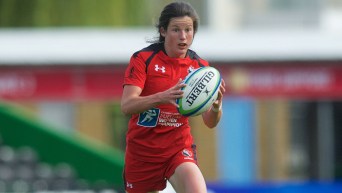 Une joueuse de rugby en action