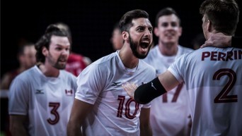 Des athlètes de volleyball célèbrent une victoire