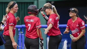 Des joueuses de softball célèbre pendant un match.