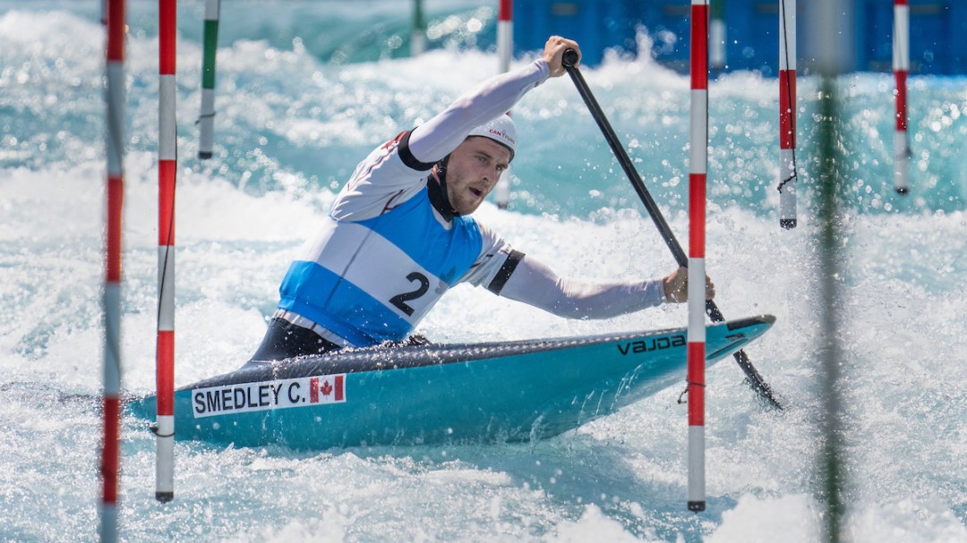 Cameron Smedley franchit une porte en canoë slalom.