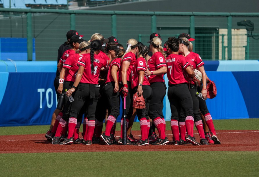 L'équipe féminine de softball en caucus.