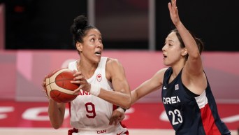 Une joueuse de basketball d'Équipe Canada évite une adversaire