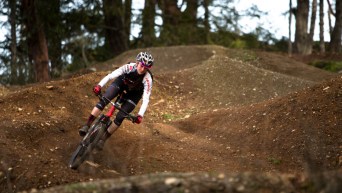 Une cycliste descend la montagne
