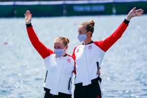 Les deux athlètes sur le podium olympique.