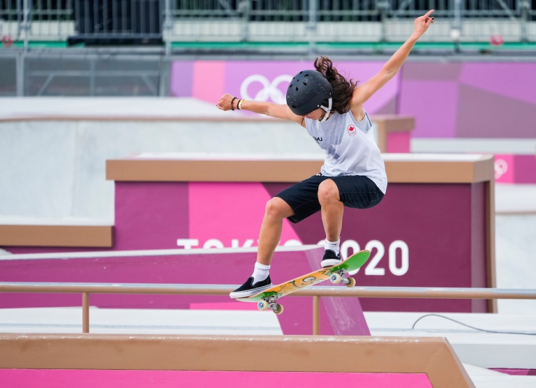 Une athlète de skateboard en action