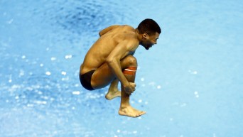 Un plongeur en plein saut