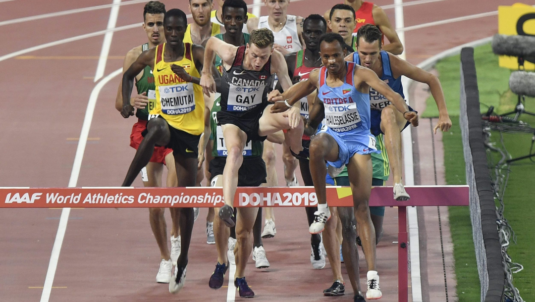 Un peloton de coureurs au 3000 m steeplechase