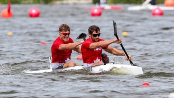 Deux kayakistes en action