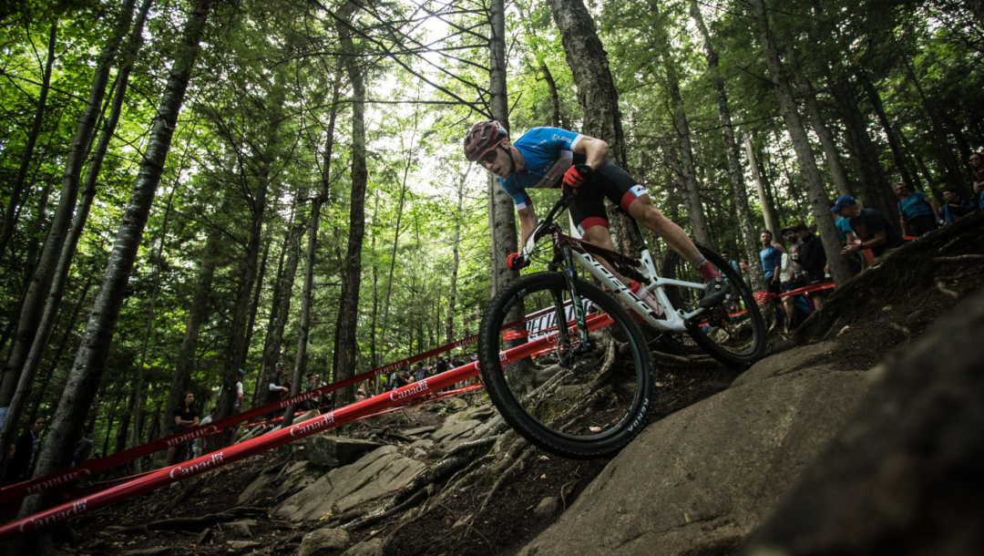 Un cycliste descend une montagne à vélo