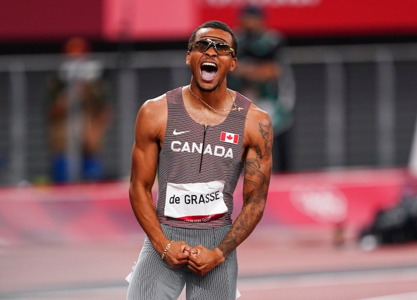 André de Grasse célébrant sa médaille d'or