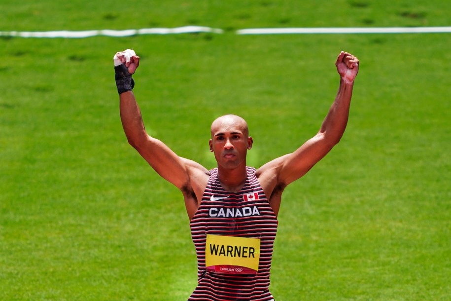 Damian Warner, bras dans les airs en signe de célébration