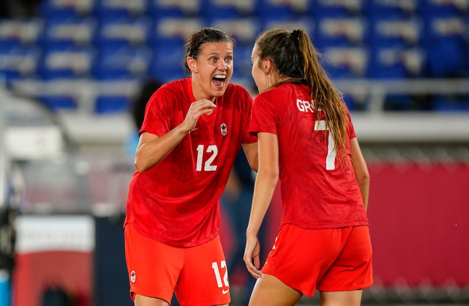 Christine Sinclair célèbre avec Julia Grosso.