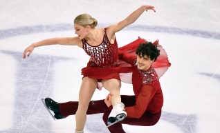 Piper Gilles et Paul Poirier du Canada en action aux championnats mondiaux de patinage artistique à Stockholm, Suède, Samedi le 27 mars 2021.