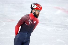 Le patineur Charles Hamelin debout sur la glace l'air détendu.