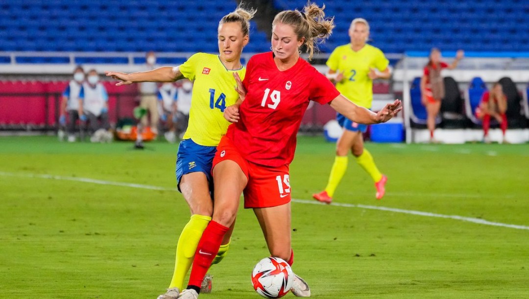 Jordyn Huitema contrôle le ballon.