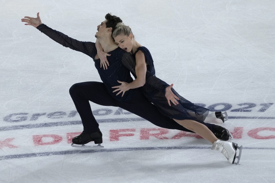 Piper Gilles et Paul Poirier en pleine dance