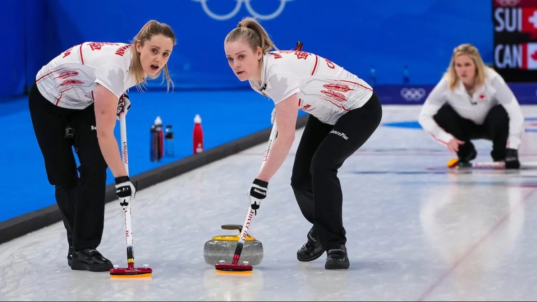 Deux curleuses balaient la glace