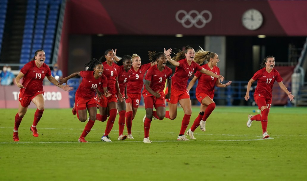 des joueuses célèbrent sur le terrain de soccer.