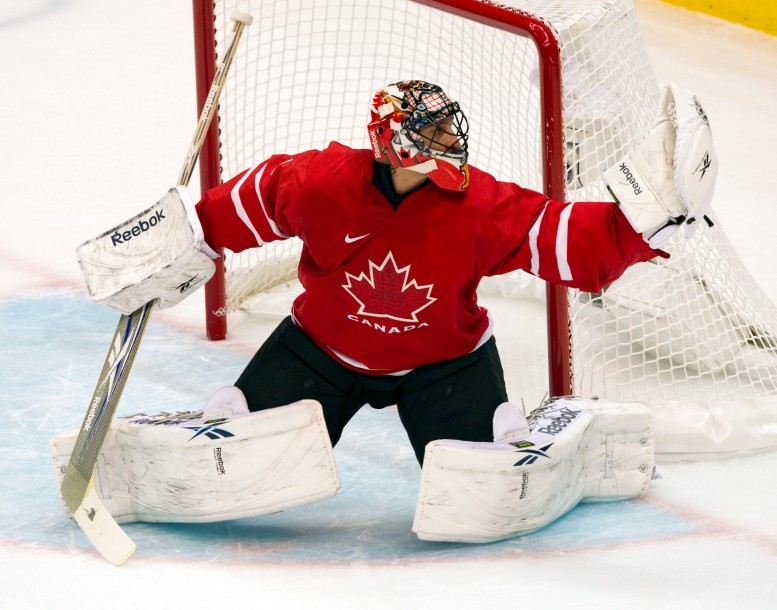 Roberto Luongo effectue un arrêt dans l'uniforme d'Équipe Canada.