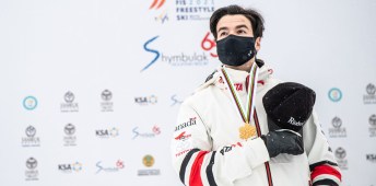 Mikaël Kingsbury avec sa médaille d'or autour du cou.