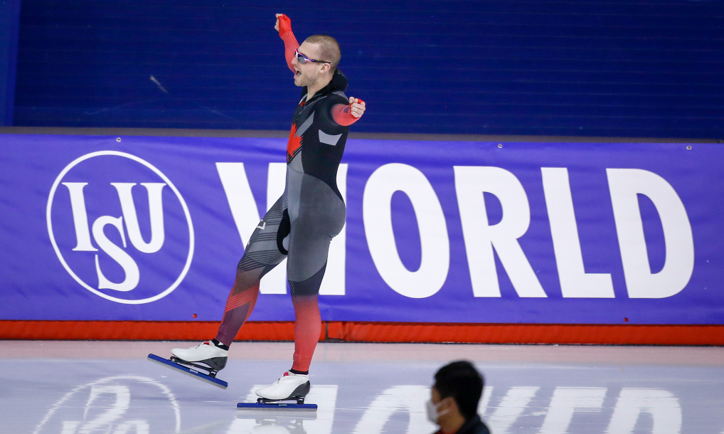 Laurent Dubreuil célèbre sa victoire sur la glace au 500 m .